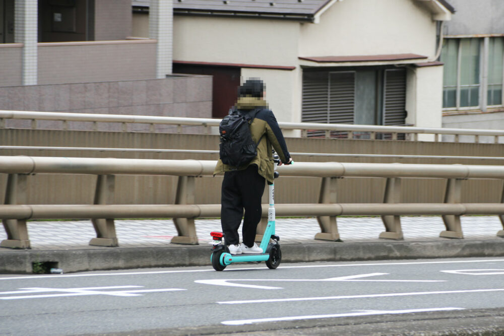 近年、電動キックボードやモペットも増加。一方通行を当たり前のように逆走する姿もよく見かける