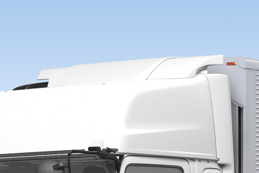 深いハイルーフの上に装着された導風板（デフレクター）が低床ハイルーフ用大型ウィンドデフ。FWのフルキャブハイルーフ車に標準装備となる