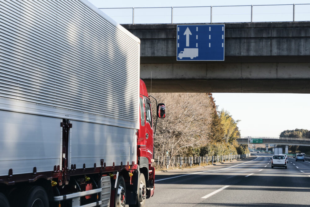 片側3車線の高速道路はごく一部を除いて、大型貨物車および牽引の走行帯が定められている。第1走行車線（左側）の走行が基本で、追越車線（右側）は通行禁止なので注意