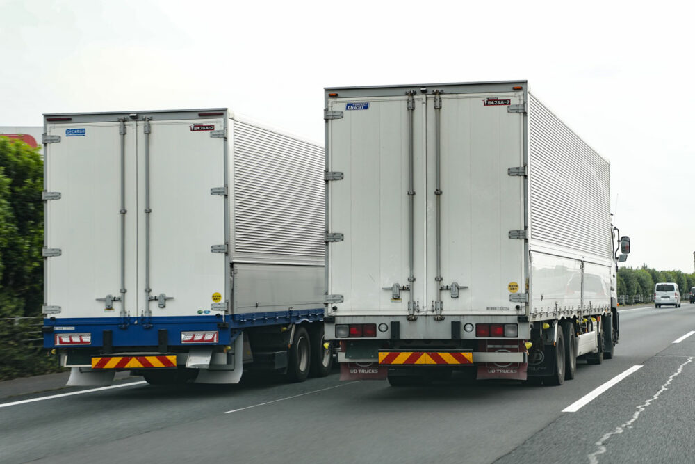 大型トラック同士が横に並んで車線を塞いでいることがある。みんなが90キロで走るようになると、こうした場面は増えることになる