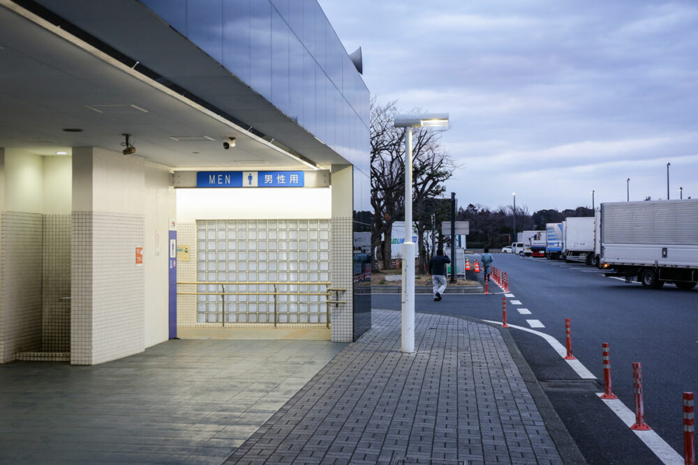 都市部ではクルマがデカとトイレ休憩もままならない。特に女性で大型ドライバーのトイレ事情は切実だ