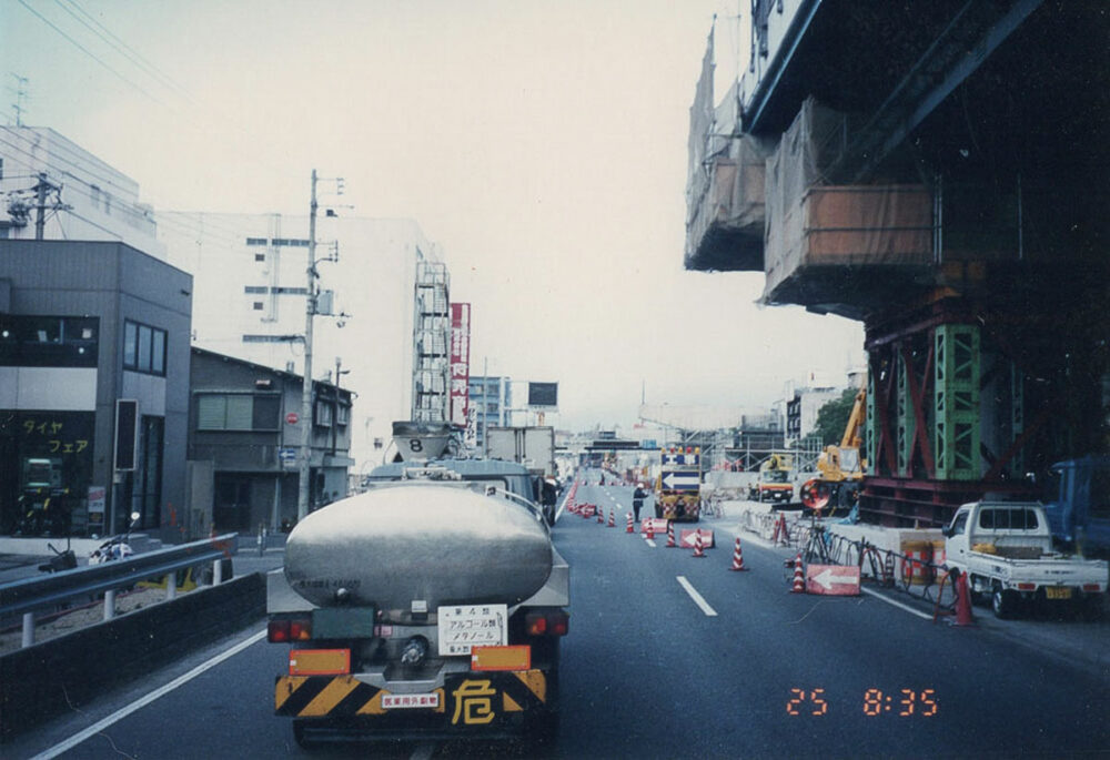 阪神淡路大震災で倒壊した阪神高速3号神戸線。東西の物流は混乱した（平成7年）