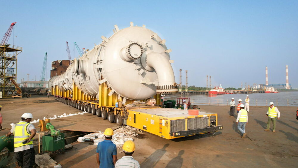 トラックを通すために鉄道・電気・水道を止めた!?　インド史上最大規模の超重量物輸送が熱かった！