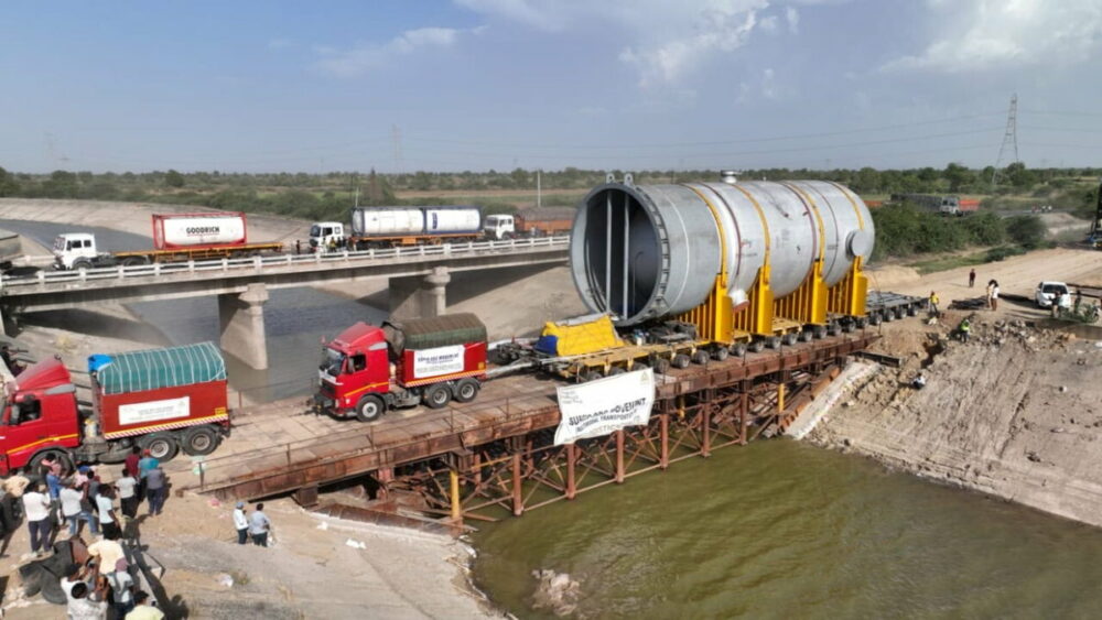 トラックを通すために鉄道・電気・水道を止めた!?　インド史上最大規模の超重量物輸送が熱かった！