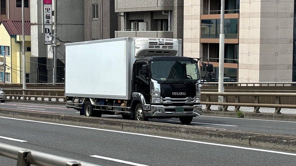 トラックの屋根が未来の電源に!?　東プレの冷凍車で次世代の「曲がる太陽電池」実証へ！