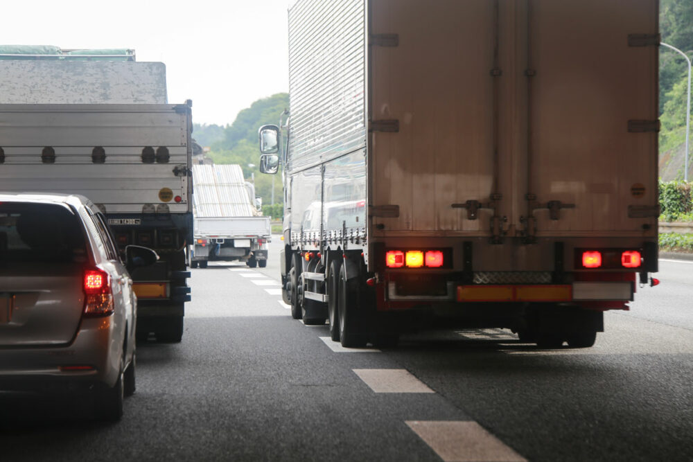 車体が長いトラックは乗用車から見れば車線変更が強引に映ることも……。もちろん、譲ってくれないからといってあおり運転を行なうのは論外