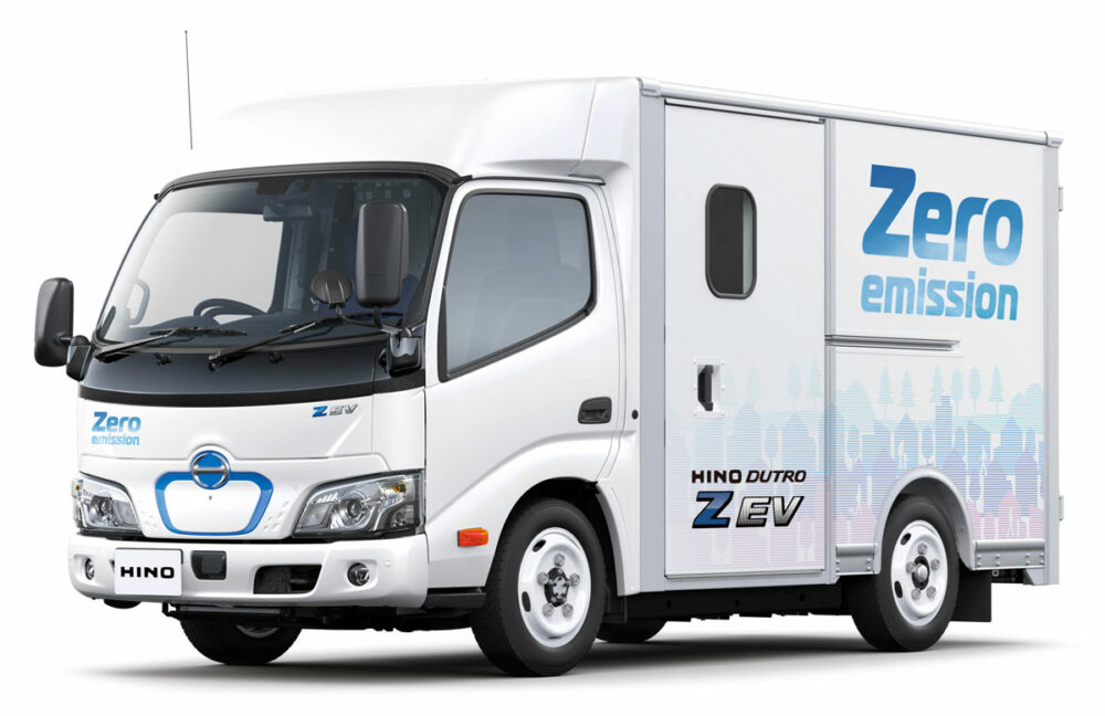 運転席から荷室へのアクセスを可能にした日野デュトロZ EVのウォークスルーバン仕様