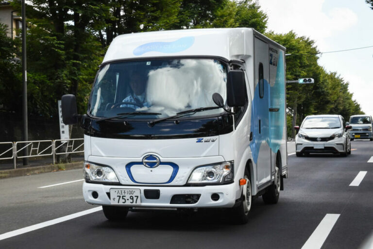 使い勝手を向上させました! 超低床FFの小型BEVトラック「日野デュトロ Z EV」