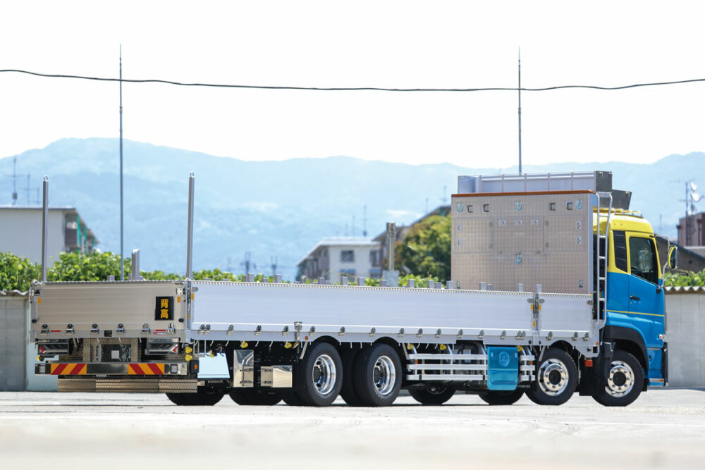 背の高いクルーザーに対応する機能を多数搭載した荷台