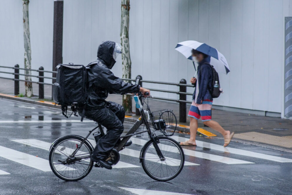 電動キックボードや自転車の危険走行をどう思う!?　運輸労連のアンケートにみるトラックドライバーの切実な声