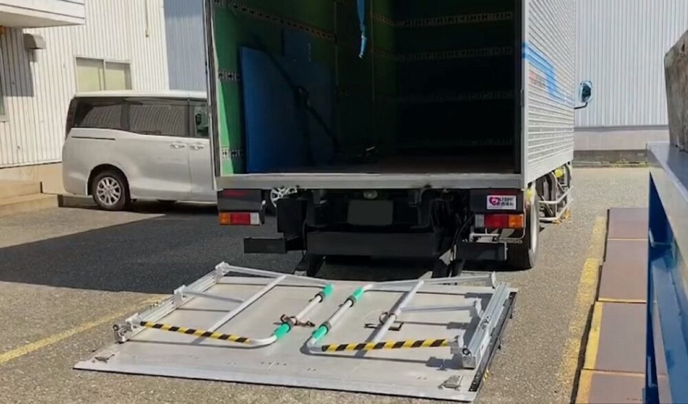 折り畳み式安全柵は積荷の状況に合わせてコンパクトに収めることができる