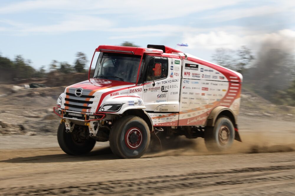 人の森・華厳工場の採石場を走るHINO600シリーズ