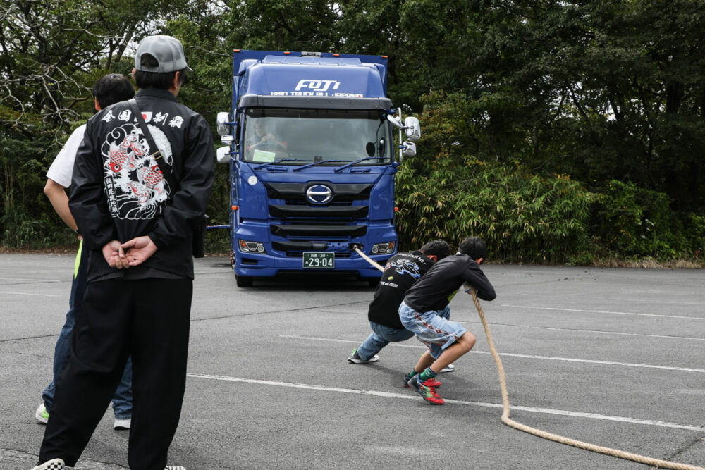 フジトランスポートが行なった大型トラック綱引きの風景