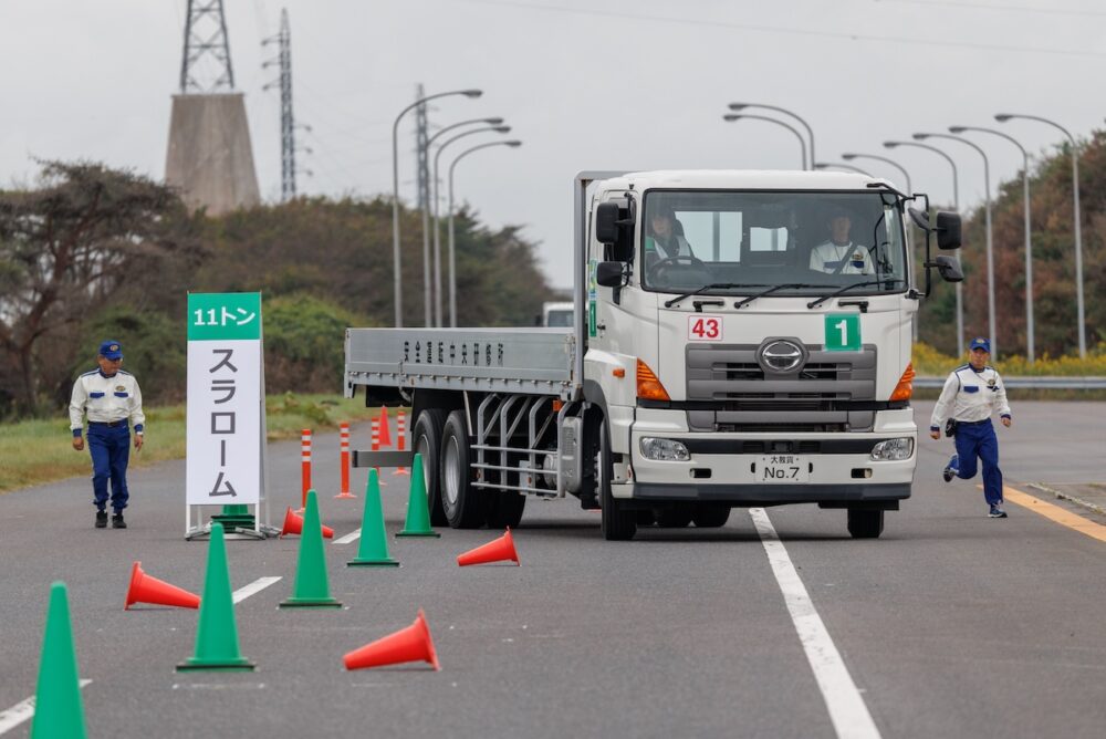 初日の実科競技で行なわれる隘路・スラロームの課題走行。競技時間は各部門共通で1分30秒だ