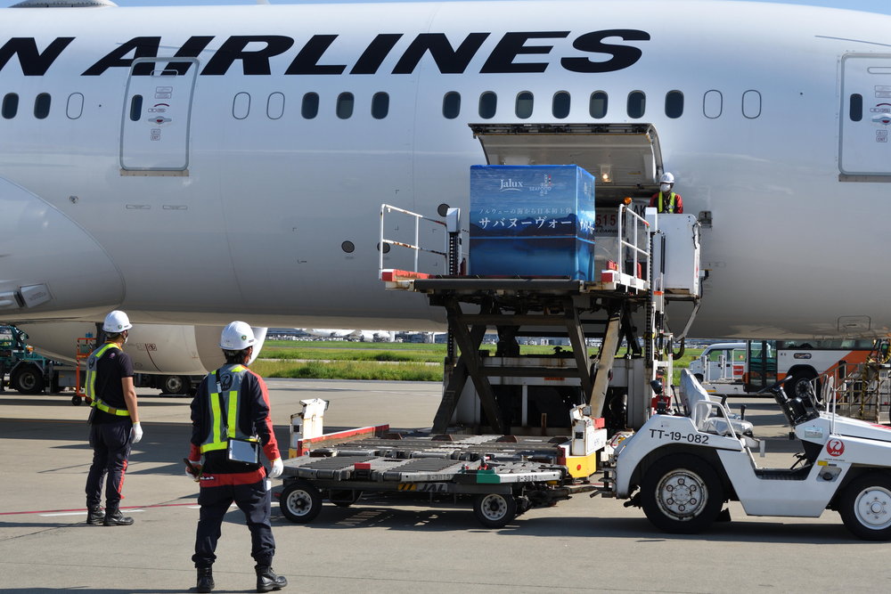 空港で働くクルマでも脱炭素が本格化!!　日本初の電動ハイリフトローダー／ベルトローダーが羽田空港に！