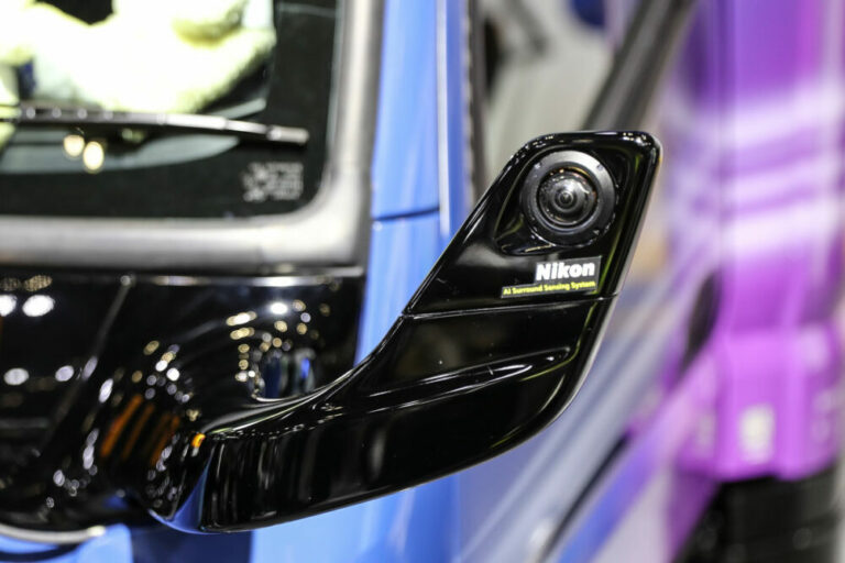 望遠レンズと広角レンズを一体化!!　三菱ふそうとニコンが次世代の車載カメラシステムを開発