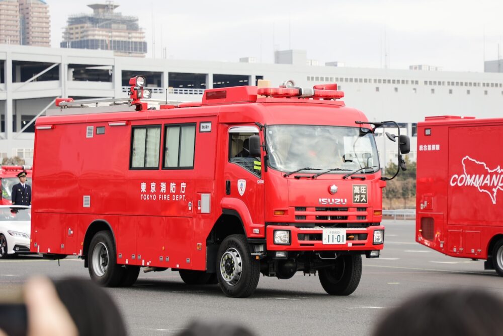 消防機械部隊の分列行進に参加した警防本部多摩指揮隊の指揮統制車。同車は消防演技にも出場し、現場の司令塔として機能した