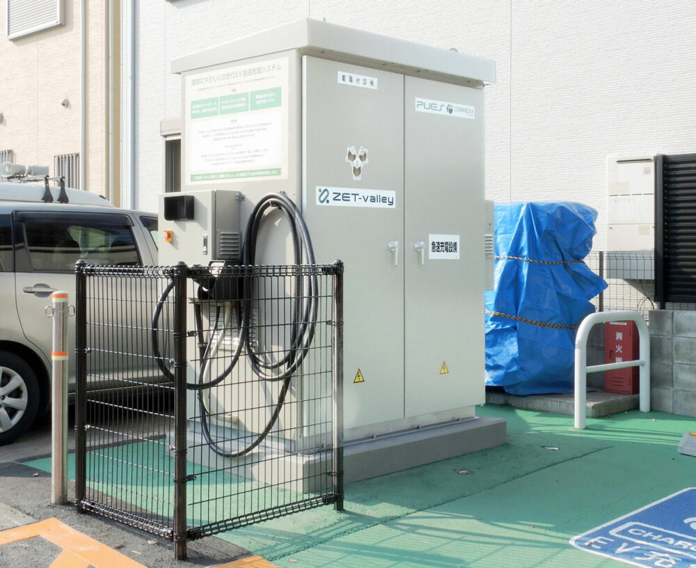 CONNEXX SYSTEMSが開発する「EnePOND EV Charger」。蓄電システムを搭載することで、太陽光などの再生可能エネルギーを貯蔵し、発電と消費の需給を調整。また、停電時のバックアップ電源として事業継続性を確保しながら、ピーク時の電力使用を抑制することで電力系統の安定化にも寄与する