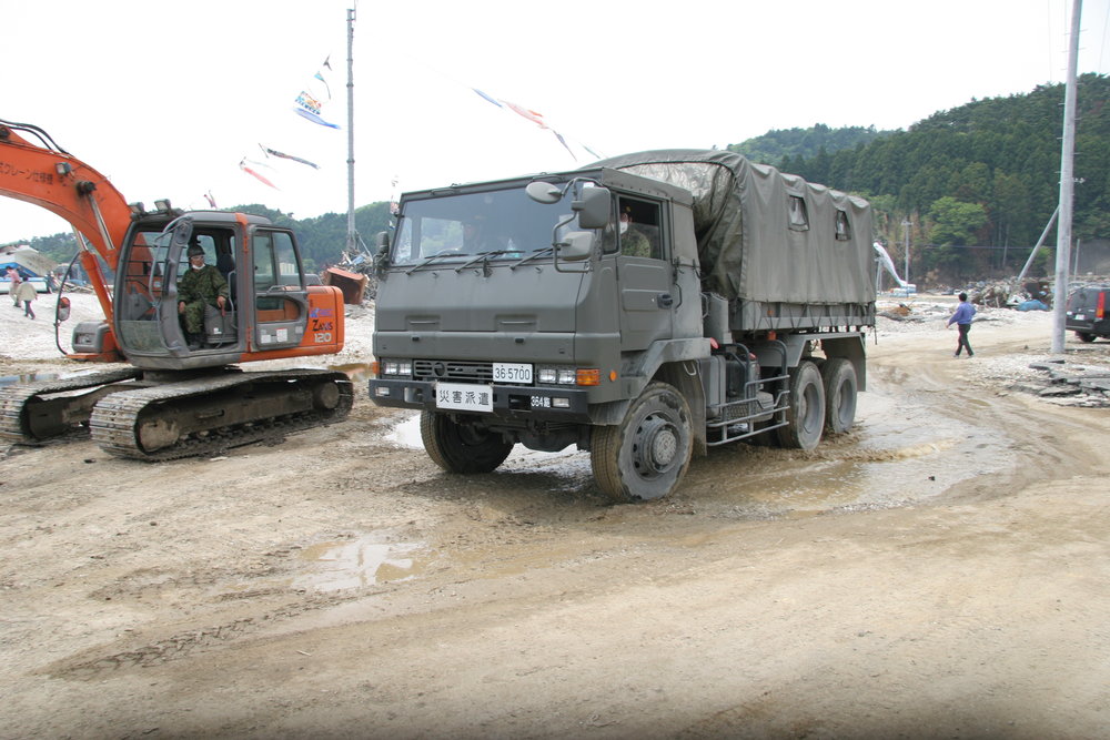 退職自衛官のリクルートにUDトラックス「クオン」もひと役！　官民挙げて「ぜひトラックドライバーに！」