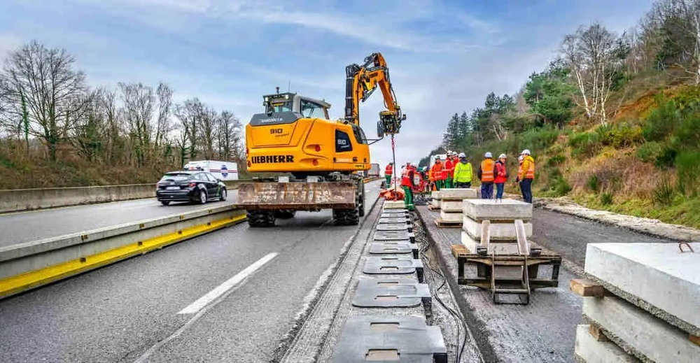 高速道路を走行中のEVトラックに無線充電！　世界初の技術をフランスが実証へ!!