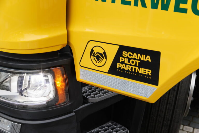 バッテリーEVトラックにガソリン発電機!?　スカニアとDHLが「レンジエクステンダーEV」共同開発
