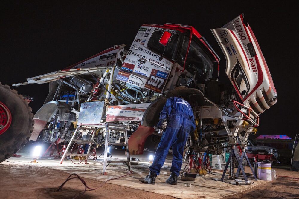 夜中にシュバイタのビバークになんとか到着したHINO600。メカニック総出で翌日の出走時間を見据えながら壊れたトランスファー、パンクしたラジエーターの修復、他の整備・点検に当たった