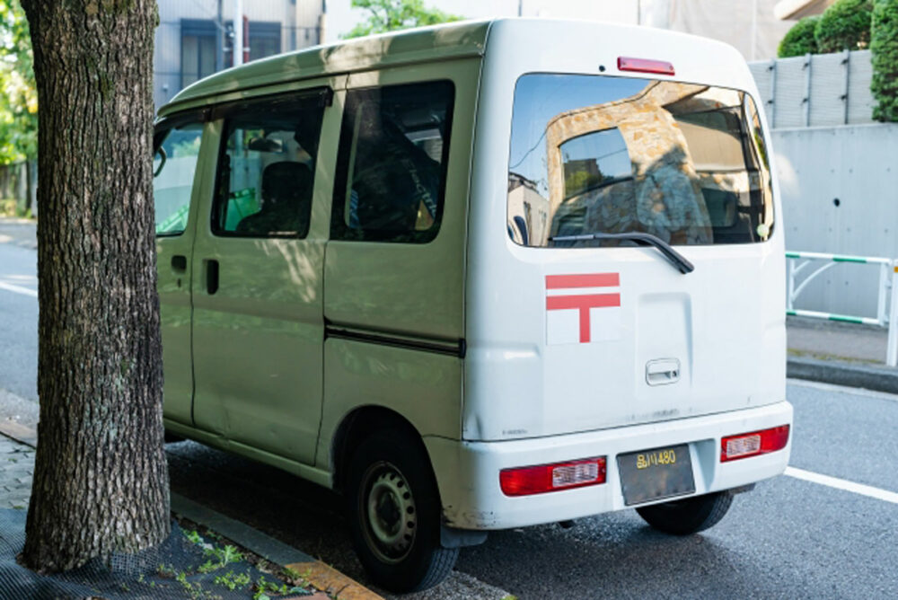 ドライバー不足を背景に、旅客運送事業・貨物運送事業の垣根を越えることを認めた貨客混載制度が緩和され、近年新たな取り組みが続々と始まっている