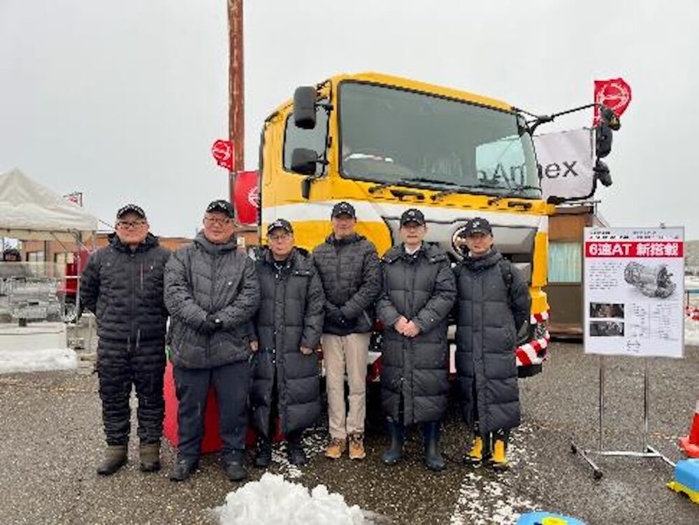 「ゆきみらい2025 in上越」で公開された日野プロフィアFS（6×4）ベースの除雪車シャシーと日野自動車の皆さん（一番左がお客様担当室、特装営業グループ係長の三枝慶一氏）