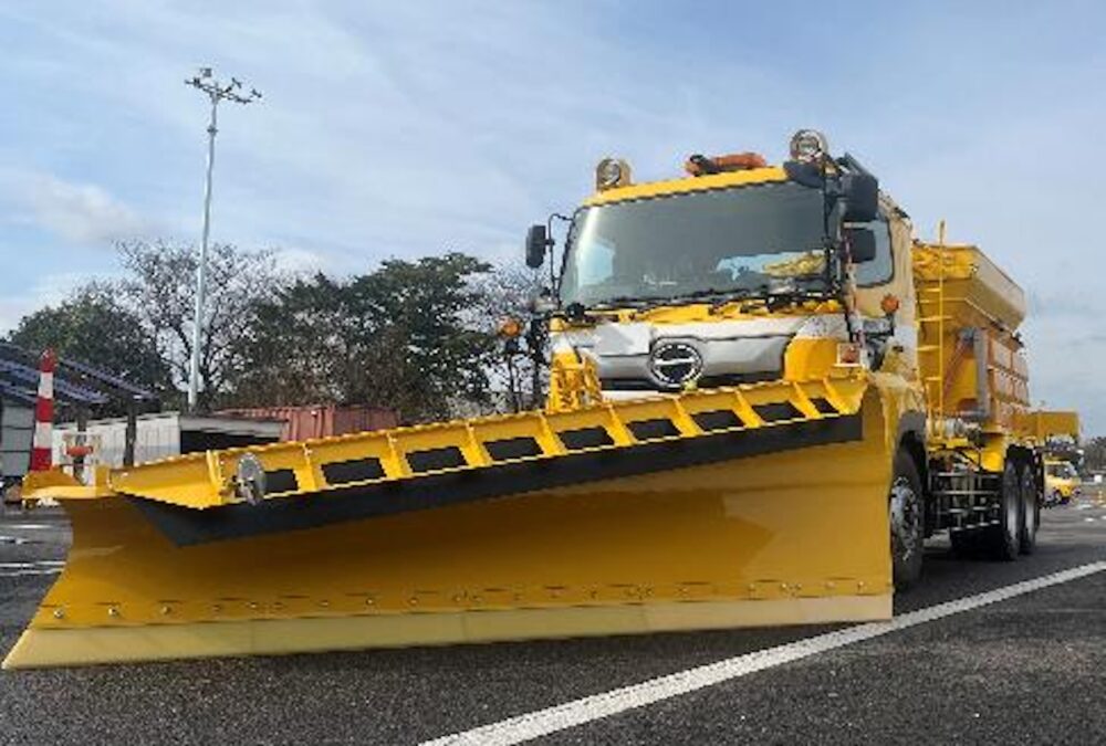 中部地方の顧客に納車された日野プロフィアFSベースの除雪兼用凍結防止剤散布車の初号車