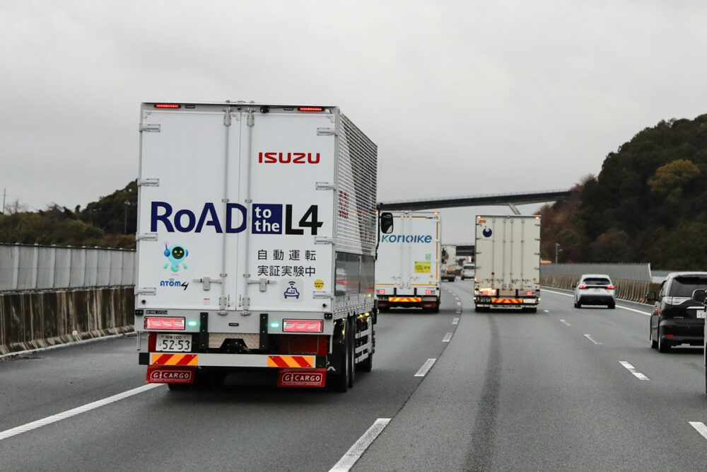 優先レーンを走行する自動運転トラック。写真は昼間だが、実験は夜間22時〜5時に行なわれる。自動運転トラックはターコイズブルーのLEDが目印だ