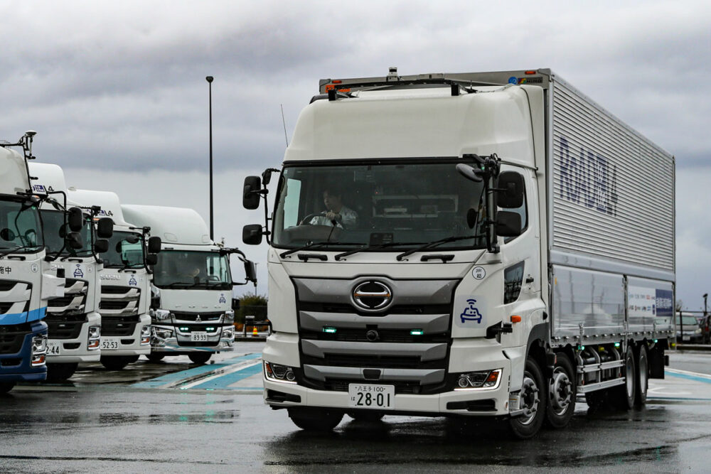 ついに車両と道路の「路車間通信」の本格検証がスタート!! 新東名ではじまったレベル4自動運転トラック実証実験の中身とは？