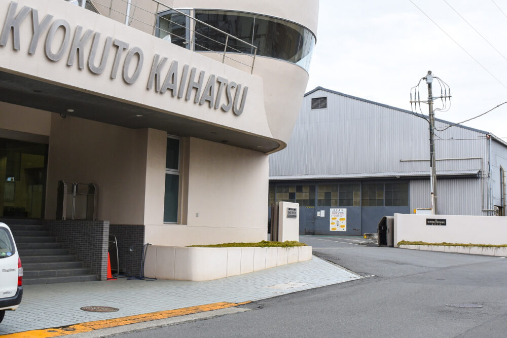 神奈川県大和市にある極東開発工業横浜工場。写真奥の建屋が小中型ダンプボディ生産ラインのある第2製缶工場