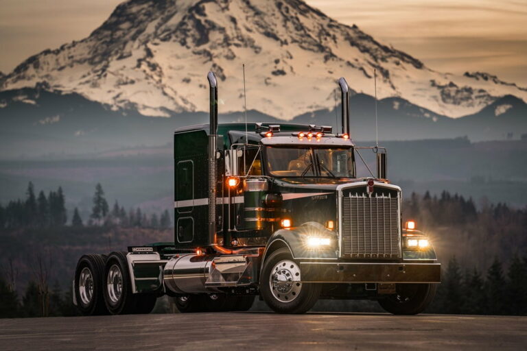 アメリカントラックの「伝説」に最後の限定モデル！　ケンワースが「W900 レガシー・エディション」公開