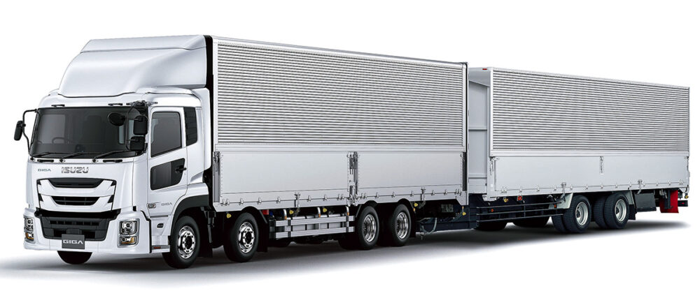 ダブル連結トラックでも用いられているいすゞのギガSG・低床4軸8×4フルトラクタ。フルトレーラ牽引用トラクタのベッド付フルキャブ車は、クオンの単車型から派生したフルトラクタ車型がベースなので、今回の改良の対象だ