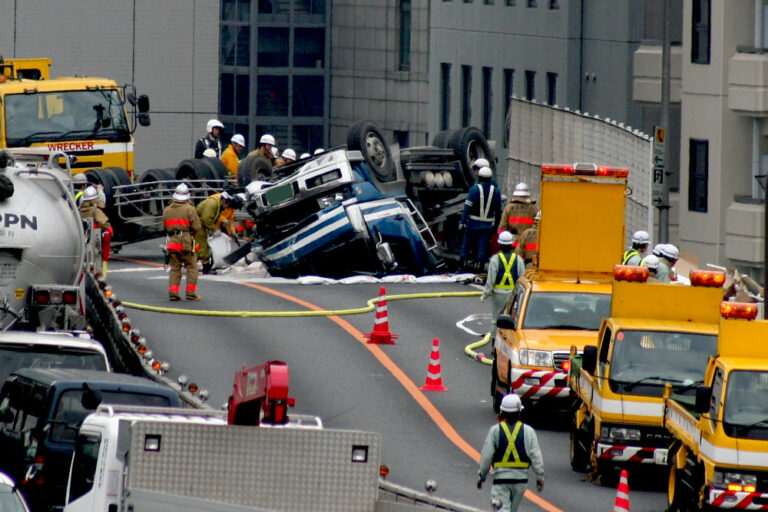 死亡事故が年間200件！　事業用トラックの事故件数は2024年も高止まり