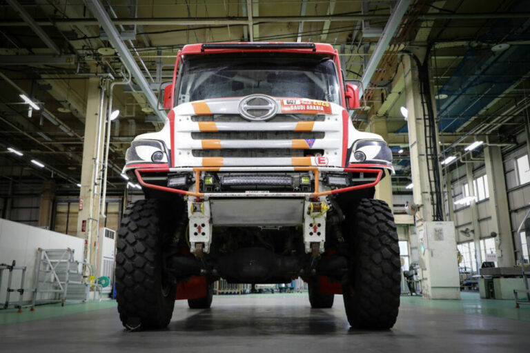 日野のダカール参戦車がようやく日本に到着!!　オフシーズンに本格化する車両開発の裏側