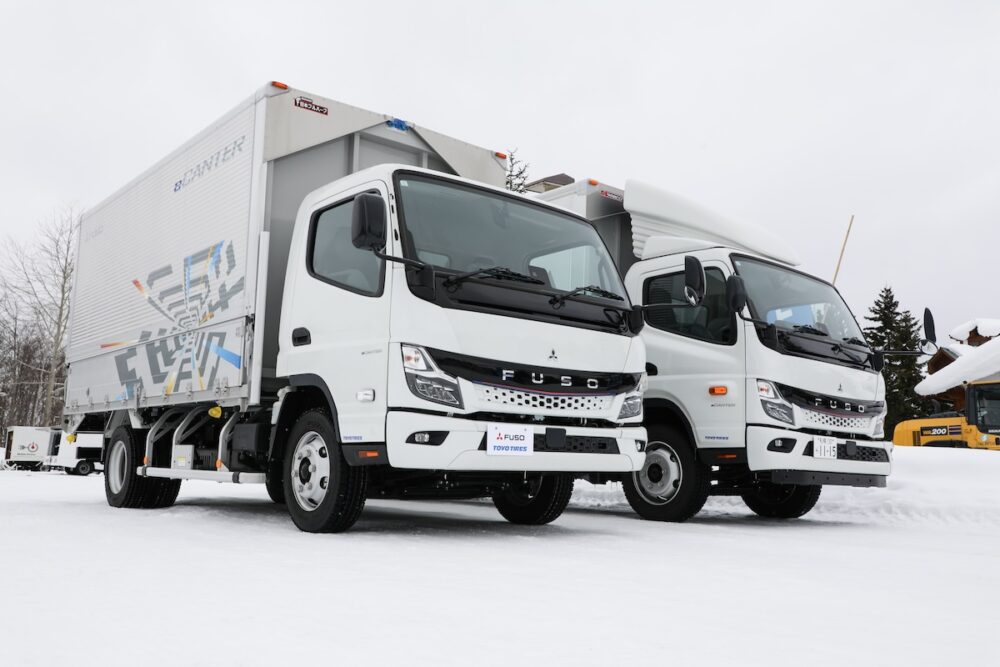 幅広い車型を展開する新型eキャンター。寒冷地でバッテリー性能の低下を防ぐため、標準機能として普通充電中に出発時間にあわせてバッテリーを予熱できるる「バッテリープレコンディショニング」を初搭載する