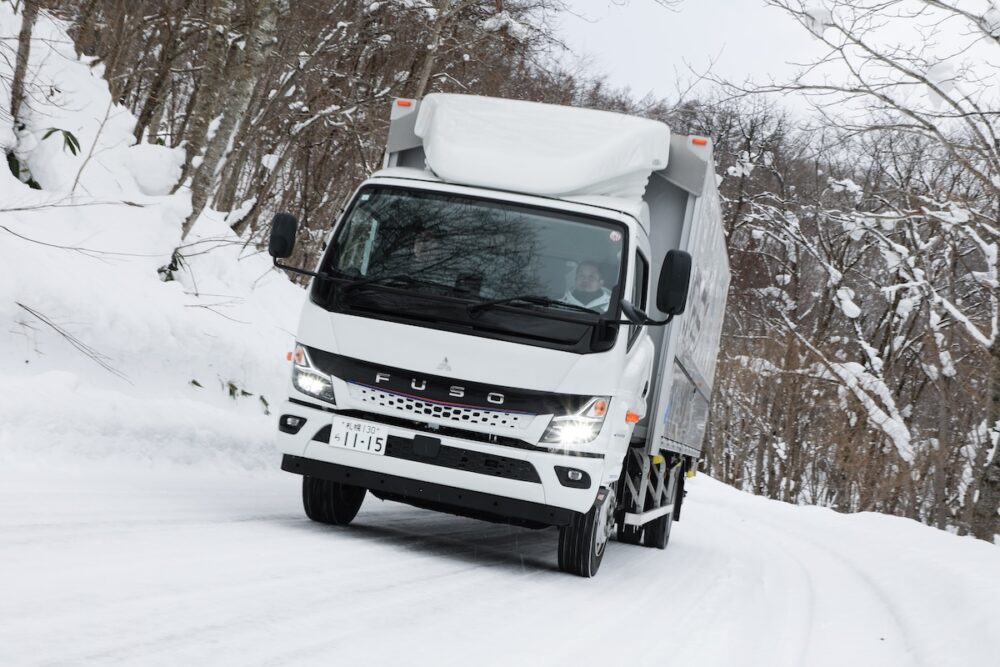 EVトラックは雪道との相性がいい!!　三菱ふそうのeキャンターを厳冬期の北海道で初試乗
