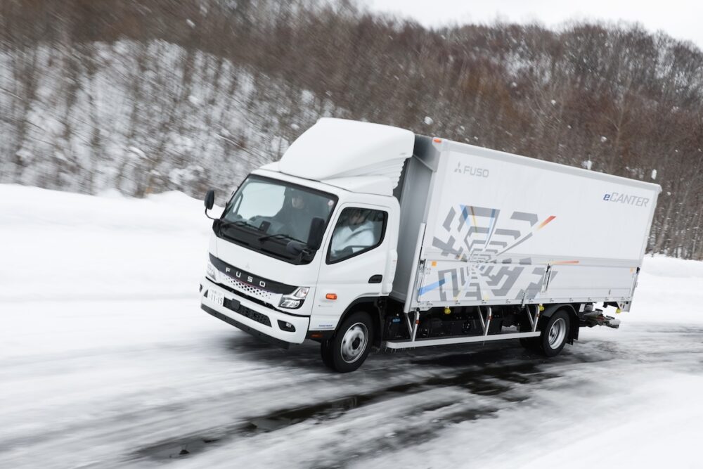公道試乗のルートはクルマの往来がほとんどない片道約3.8kmの峠道。一部雪が溶けて地面が見えたところもあったが、大部分が比較的走りやすい圧雪路だった。試乗車は中型免許以上が必要になるGVW8トンクラスである