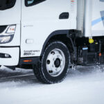 雪上で新旧スタッドレスタイヤを乗り比べ!!　トーヨータイヤのEV専用タイヤの実力は？　