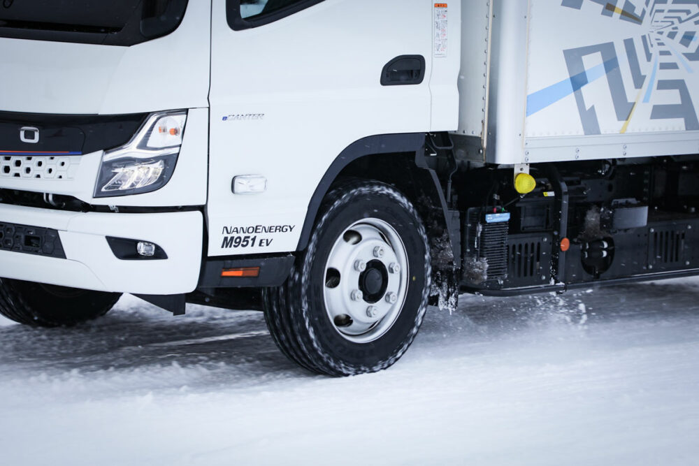 雪上で新旧スタッドレスタイヤを乗り比べ!!　トーヨータイヤのEV専用タイヤの実力は？　