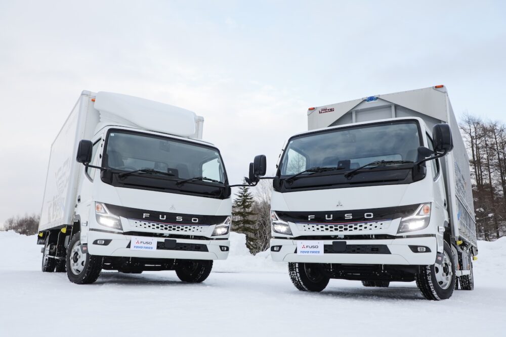 比較試乗に用意されたeキャンターの試乗車。左がM951EV、右がM919を装着した車両