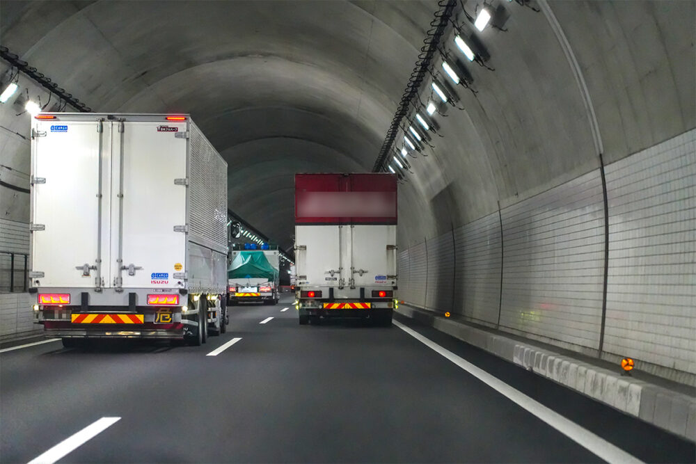 トラックの自動運転や隊列走行は、ドライバー不足や安全運行でメリットがあるとされている（写真はイメージ）