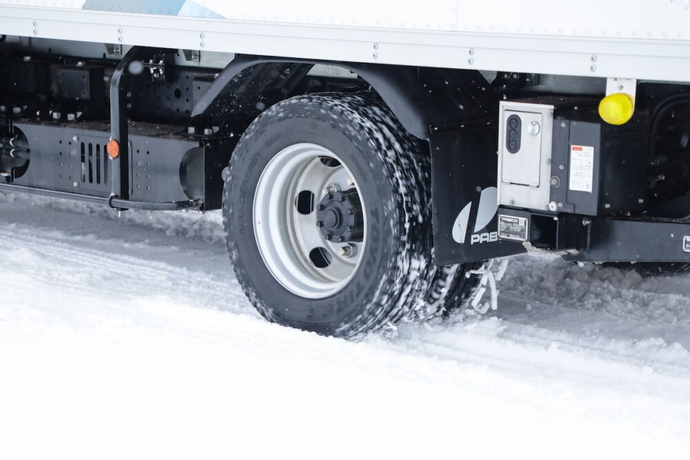 M951EVの加速している場面だが、しっかり雪を掴んで排出されており、雪柱せん断効果を発揮しているのがわかる