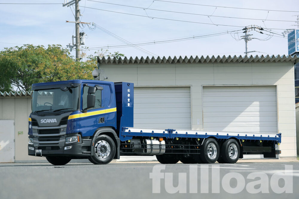 阪東自動車工業とヤハタが製作したスカニアベースの平ボディ。ベース車両は3軸6×2リアエアサスシャシーのPキャブロールーフ仕様だ