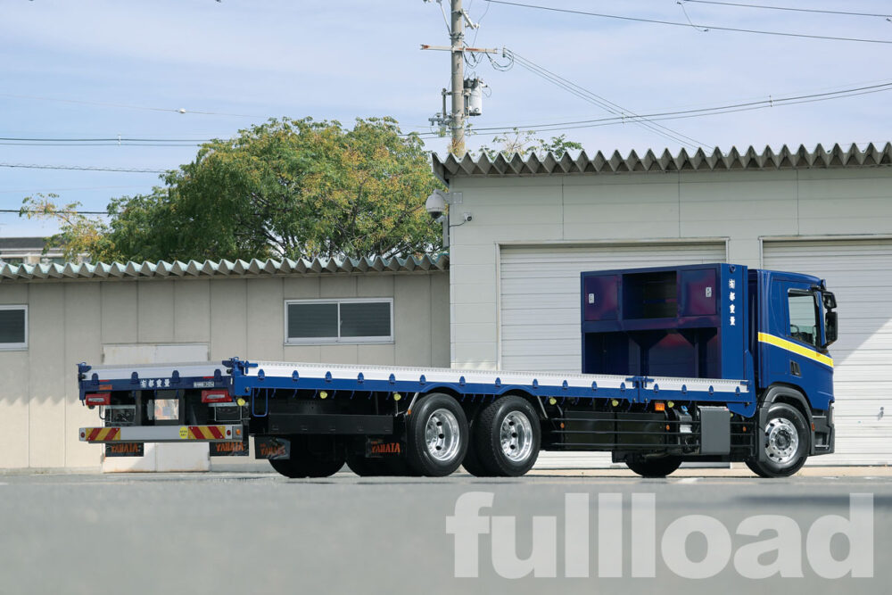 こちらはリアビュー。車両寸法は全長11900mm×全幅2500mmのフルサイズ。荷台寸法は内法長9500mm×内法幅2350mm。床面地上高は1090mmで最大積載量は13400kgだ