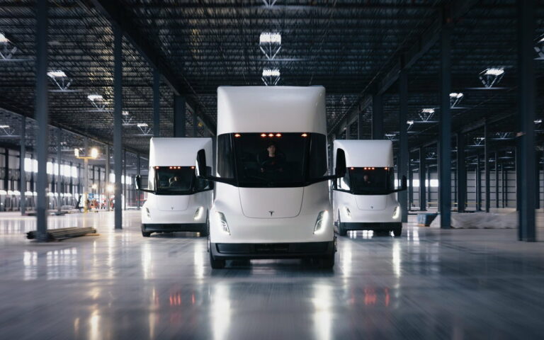 発表から実に9年!!　テスラ「セミ」が度重なる延期を経て2026年にようやく量産化？