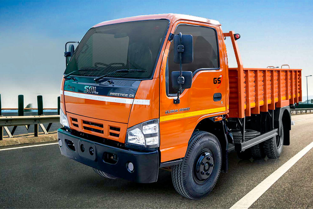 SMLいすゞの「プレステージGS」。5代目エルフ最終型ワイドキャビンを導入する最新型。プレステージ系は後輪ダブルタイヤのGVW(車両総重量)5.5~6.4トン小型モデル。エンジンは102PSのSLT6型3.5リッター直4で、前身はマツダSL型だがコモンレール燃料噴射システム、インタークーラーターボ、尿素SCRの採用でBS6排ガス規制をクリアする