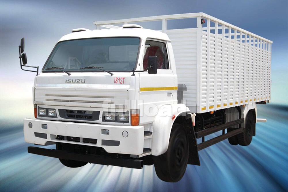 2011年発表のSMLI製いすゞブランド車「IS12T」。GVW12トン中型トラックで写真は左ハンドルの輸出仕様。いすゞ製の150PS・5.2リッター4HK1型エンジンと6速MTを積むインドでは破格のモデルだった。巨大なフェンダーに載ったタイタンキャブにISUZUエンブレムが輝くスタイリングはまさに異色