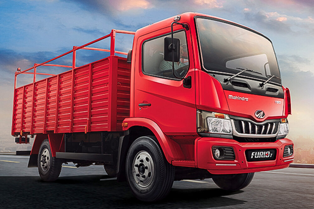 M＆Mの小型トラック「フリオ7」。GVW6.9トン車と上のオプティモと同じ車格で、中型キャビンをナロー化（1.85ｍ幅）したキャビンを得ている。写真は後輪シングルタイヤ仕様はエンジンも82PSのmDi CRDe型でオプティモと共通だが、ダブルタイヤの重架装仕様では125PSの3.5リッター直4のmDi Tech型となる